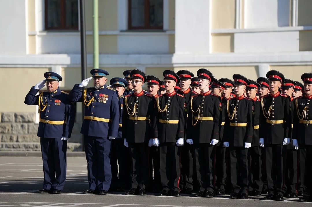В День знаний в Иркутском суворовском военном училище заложили новую традицию по созданию памятной аллеи В День знаний в Иркутском суворовском военном училище заложили новую традицию по созданию памятной аллеи