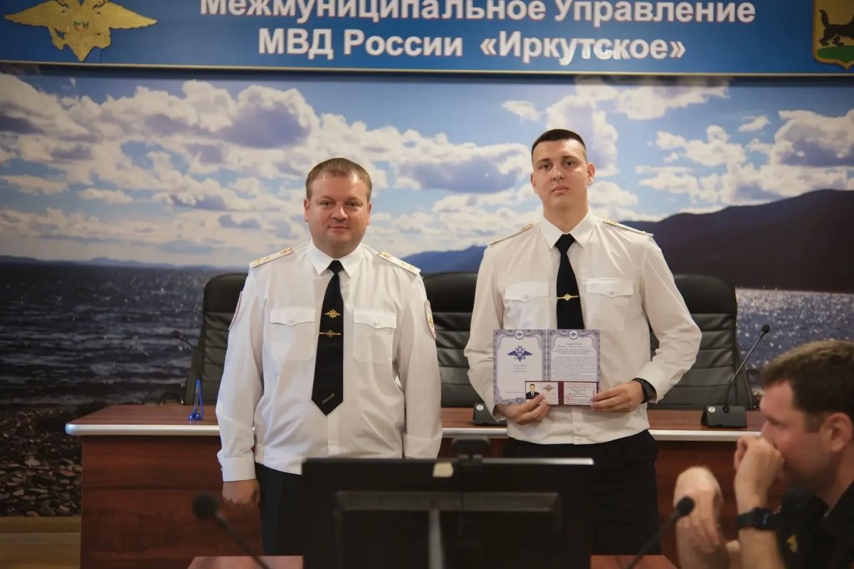 В Иркутской области состоялись торжественные церемонии вручения удостоверений молодым полицейским В Иркутской области состоялись торжественные церемонии вручения удостоверений молодым полицейским