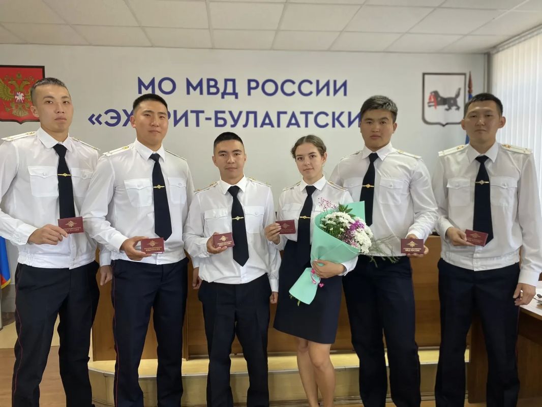 В Иркутской области состоялись торжественные церемонии вручения удостоверений молодым полицейским В Иркутской области состоялись торжественные церемонии вручения удостоверений молодым полицейским