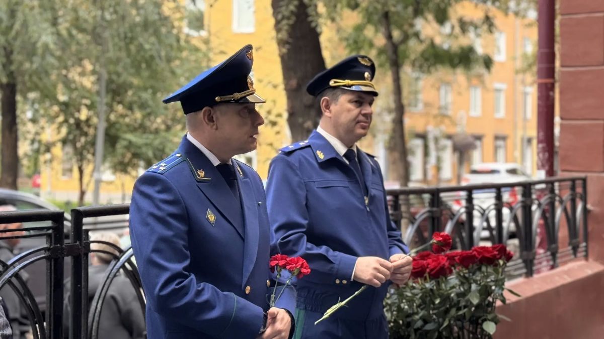 В Иркутске почтили память первого транспортного прокурора Восточной Сибири В Иркутске почтили память первого транспортного прокурора Восточной Сибири