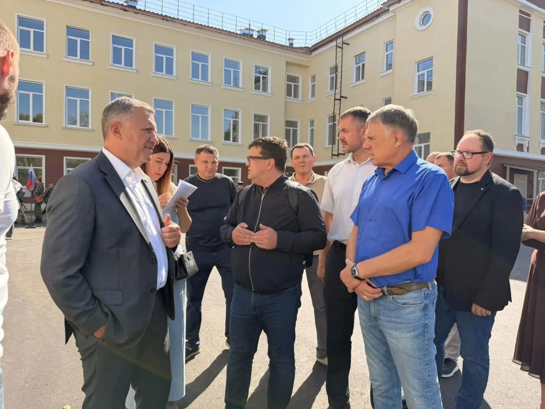 Губернатор Иркутской области Игорь Кобзев оценил готовность ангарских образовательных учреждений к новому учебному году Губернатор Иркутской области Игорь Кобзев оценил готовность ангарских образовательных учреждений к новому учебному году
