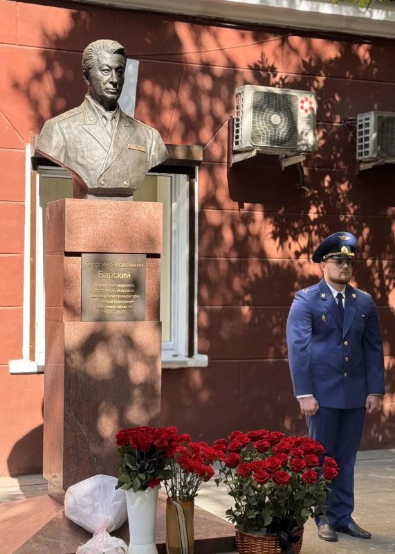 В Иркутске почтили память первого транспортного прокурора Восточной Сибири В Иркутске почтили память первого транспортного прокурора Восточной Сибири