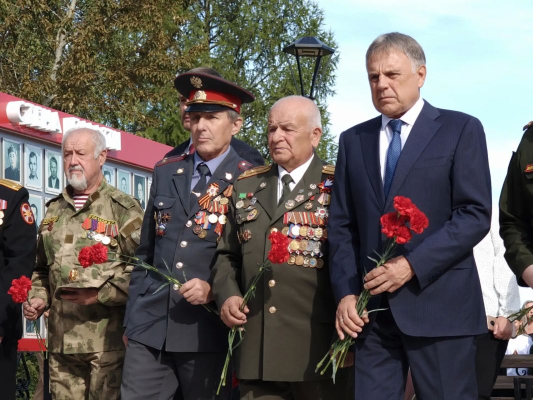 Сергей Петров: Вместе с председателем Думы Александром Александровичем Городским посетил значимое для нашего округа мероприятие – две награды Великой Отечественной войны нашли своих героев в Савватеевке Сергей Петров: Вместе с председателем Думы Александром Александровичем Городским посетил значимое для нашего округа мероприятие – две награды Великой Отечественной войны нашли своих героев в Савватеевке