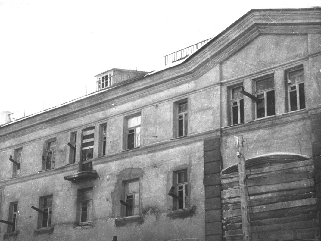 В начале 50-х годов жители многоквартирных домов старой части города готовили еду на печках-буржуйках, которыми и отапливали помещения В начале 50-х годов жители многоквартирных домов старой части города готовили еду на печках-буржуйках, которыми и отапливали помещения