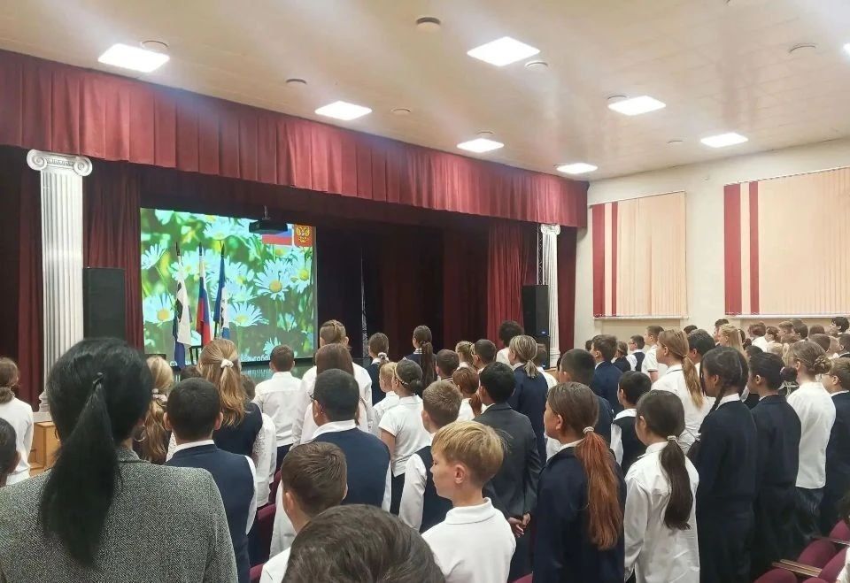 «Разговоры о важном»: иркутские школьники начали неделю с уроков патриотизма «Разговоры о важном»: иркутские школьники начали неделю с уроков патриотизма