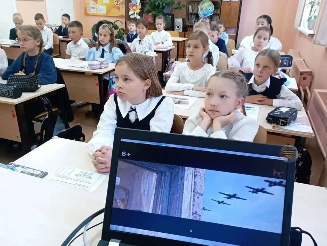 «Разговоры о важном»: иркутские школьники начали неделю с уроков патриотизма «Разговоры о важном»: иркутские школьники начали неделю с уроков патриотизма