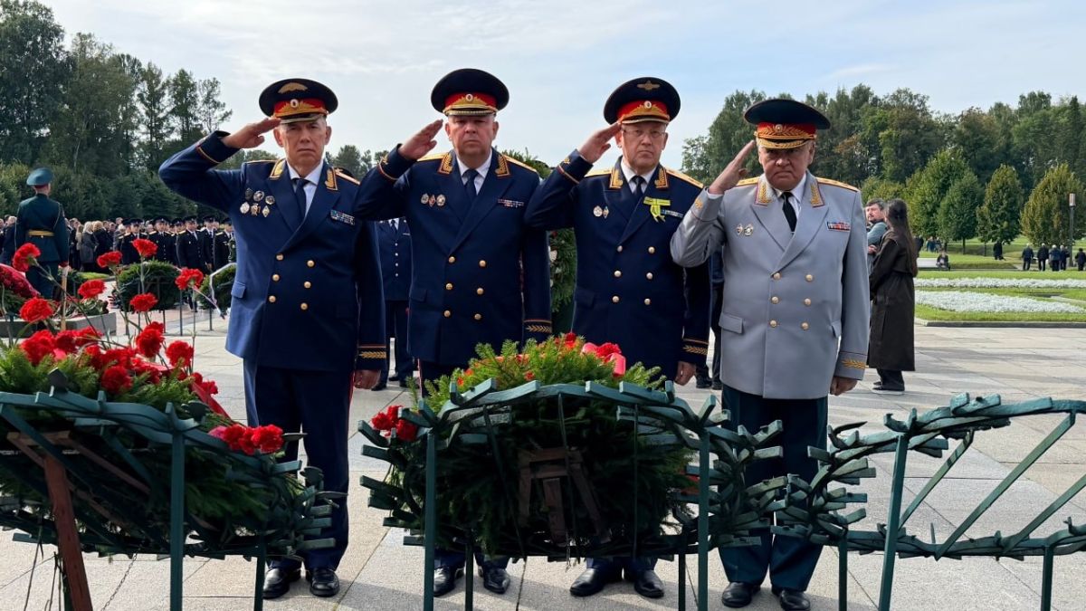 Сотрудники СК России и кадеты почтили память погибших в период блокады Ленинграда Сотрудники СК России и кадеты почтили память погибших в период блокады Ленинграда