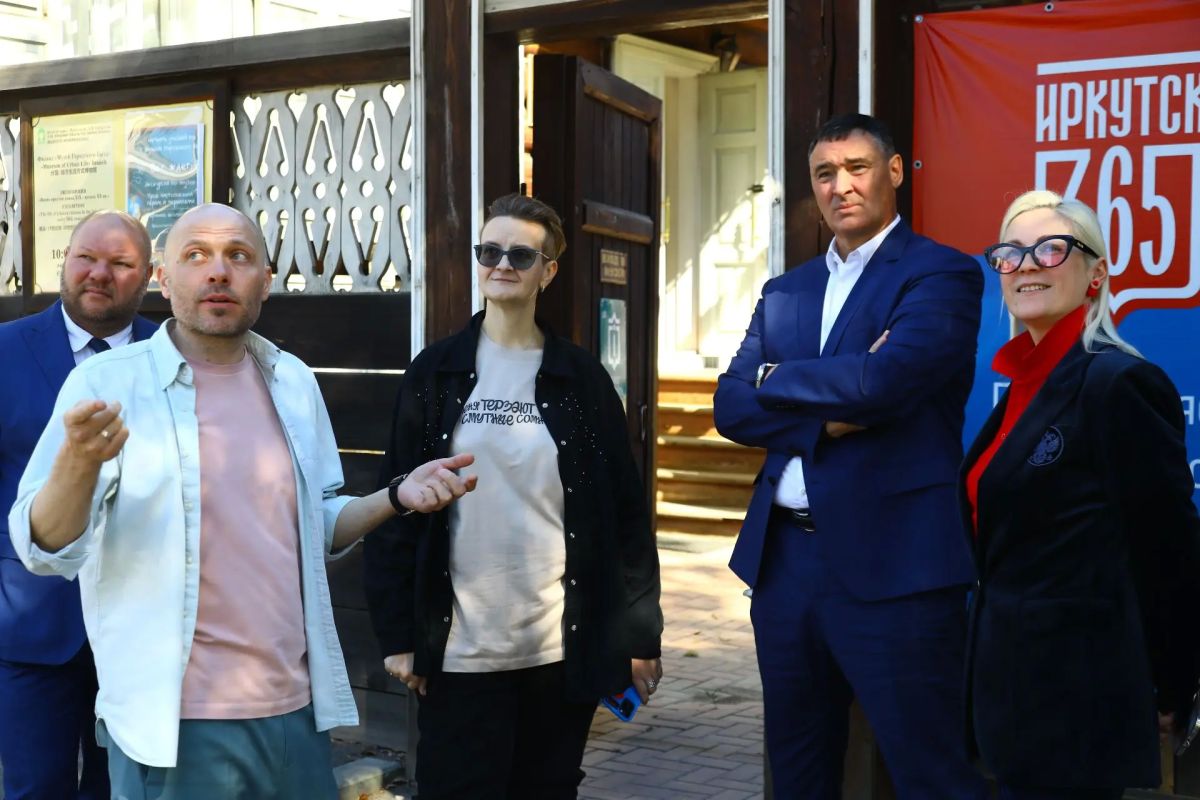 Мэр Руслан Болотов поблагодарил внучку Леонида Гайдая Ольгу Худякову за вклад в развитие Иркутска Мэр Руслан Болотов поблагодарил внучку Леонида Гайдая Ольгу Худякову за вклад в развитие Иркутска