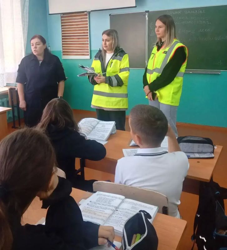 На ст. Тулун прошла акция «Уступи дорогу поездам»: транспортные полицейские научили школьников безопасному поведению на объектах транспорта На ст. Тулун прошла акция «Уступи дорогу поездам»: транспортные полицейские научили школьников безопасному поведению на объектах транспорта