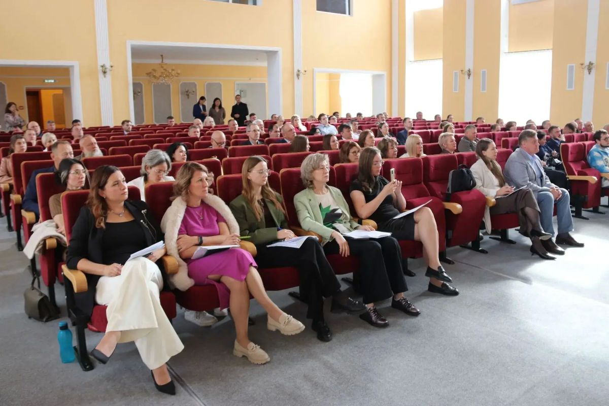 Министр лесного комплекса Иркутской области Павел Кирдяпкин провел рабочее совещание с представителями предприятий лесопромышленного комплекса региона Министр лесного комплекса Иркутской области Павел Кирдяпкин провел рабочее совещание с представителями предприятий лесопромышленного комплекса региона
