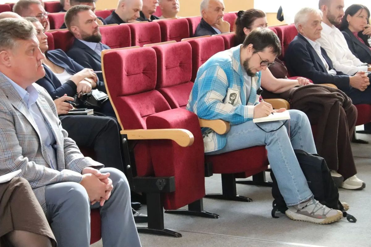 Министр лесного комплекса Иркутской области Павел Кирдяпкин провел рабочее совещание с представителями предприятий лесопромышленного комплекса региона Министр лесного комплекса Иркутской области Павел Кирдяпкин провел рабочее совещание с представителями предприятий лесопромышленного комплекса региона