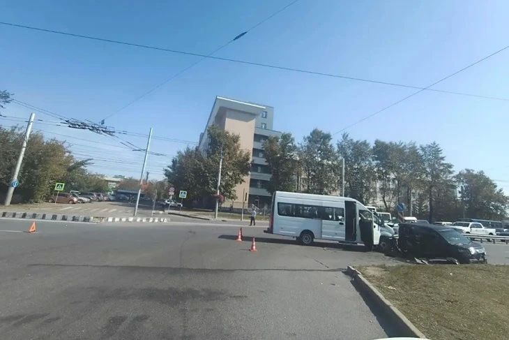 На Байкальской в Иркутске столкнулись легковушка и маршрутный автобус На Байкальской в Иркутске столкнулись легковушка и маршрутный автобус
