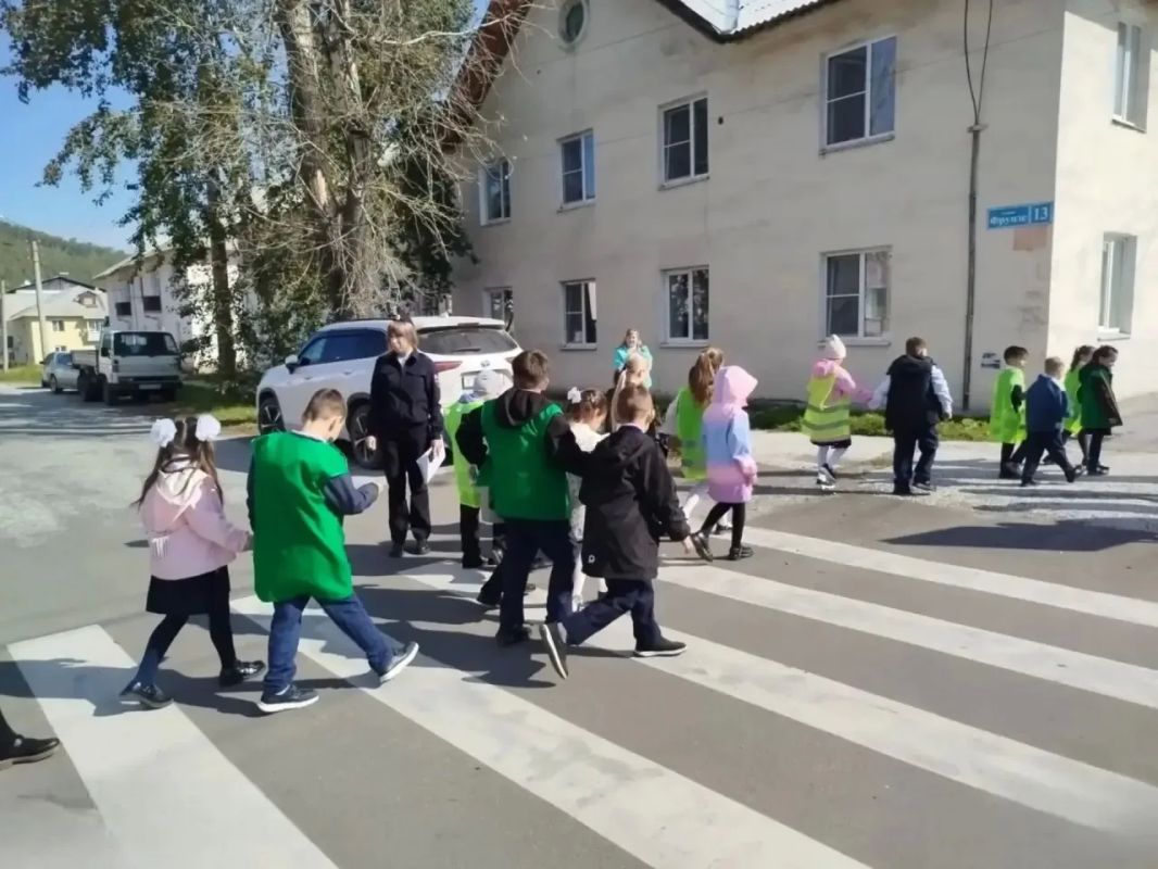 Сотрудники Госавтоинспекции Слюдянского района провели для учащихся начальных классов практическое занятие «Перехожу дорогу правильно» Сотрудники Госавтоинспекции Слюдянского района провели для учащихся начальных классов практическое занятие «Перехожу дорогу правильно»