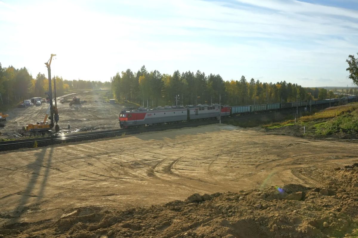 На строительстве путепровода над железной дорогой в селе Шерагул начато возведение опор На строительстве путепровода над железной дорогой в селе Шерагул начато возведение опор