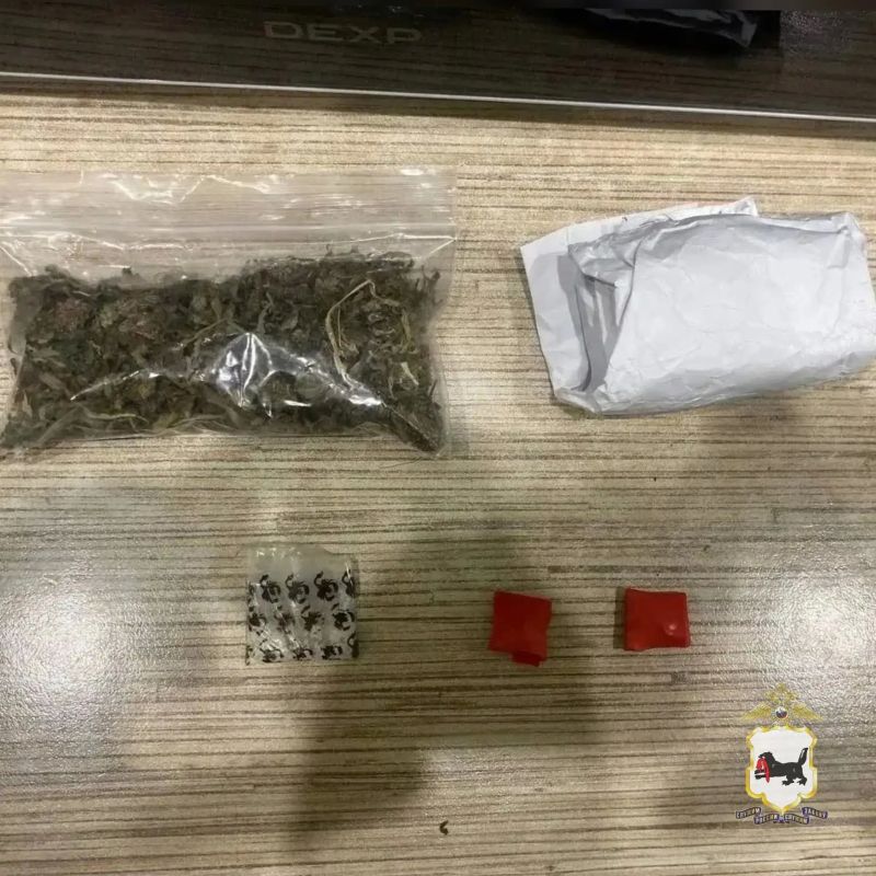 В Свердловском округе Иркутска полицейские обнаружили 18 «закладок» и изъяли около 6,5 граммов наркотиков В Свердловском округе Иркутска полицейские обнаружили 18 «закладок» и изъяли около 6,5 граммов наркотиков
