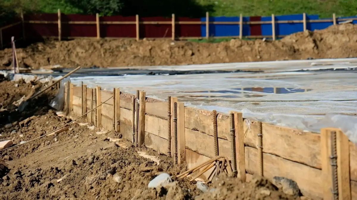Мэр Руслан Болотов проверил ход строительства «умной» спортплощадки в микрорайоне Первомайском Мэр Руслан Болотов проверил ход строительства «умной» спортплощадки в микрорайоне Первомайском