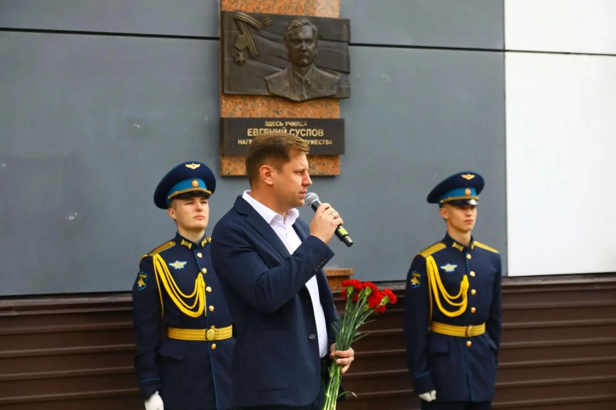 Церемония открытия мемориальной доски кавалеру ордена Мужества Евгению Суслову прошла в Иркутске Церемония открытия мемориальной доски кавалеру ордена Мужества Евгению Суслову прошла в Иркутске