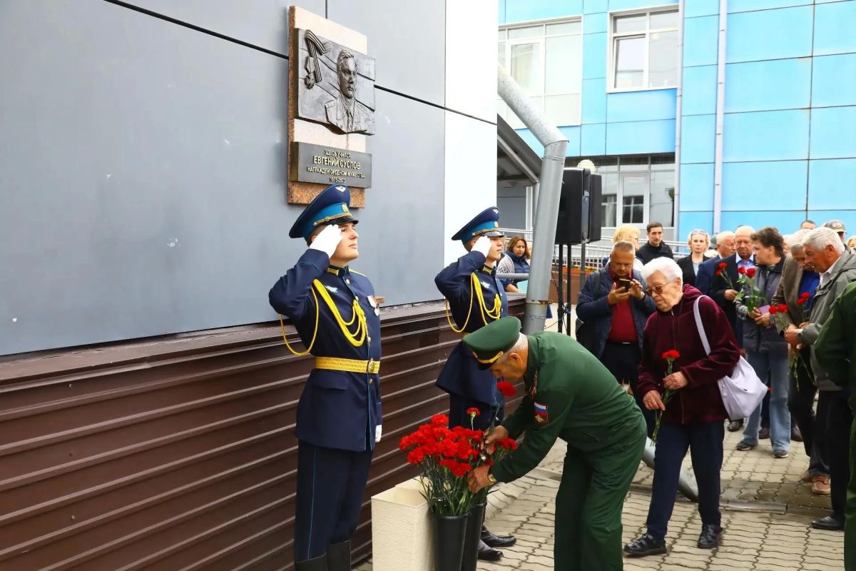 Церемония открытия мемориальной доски кавалеру ордена Мужества Евгению Суслову прошла в Иркутске Церемония открытия мемориальной доски кавалеру ордена Мужества Евгению Суслову прошла в Иркутске