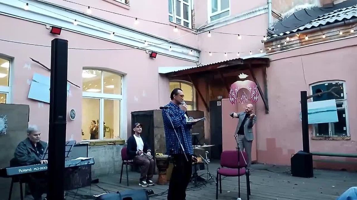 Снова на связи репортеры «Иркутска»! Сейчас во дворе центра современного искусства «Огонь» и книжного магазина «Переплет» на Марата, 11 проходит концерт поэтическо-музыкального проекта «Осень здесь»: под аккомпанемент звучат...