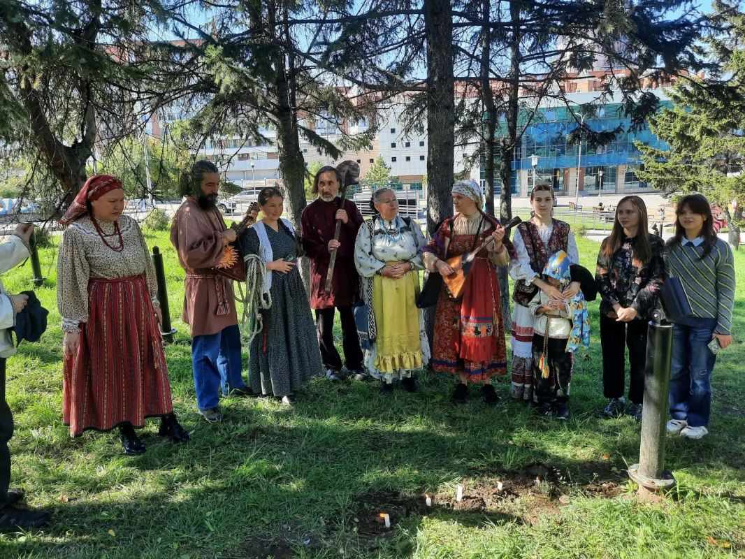 Давно не слышали противного писка над ухом и не испытывали зуд после укуса комара? А это потому, что иркутский клуб календарно-обрядовой реконструкции «Ковчег» провел обряд и похоронил надоедливое насекомое вместе с его... Давно не слышали противного писка над ухом и не испытывали зуд после укуса комара? А это потому, что иркутский клуб календарно-обрядовой реконструкции «Ковчег» провел обряд и похоронил надоедливое насекомое вместе с его...