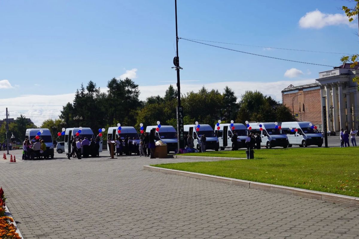 Губернатор Приангарья Игорь Кобзев вручил ключи от новых микроавтобусов многодетным семьям Губернатор Приангарья Игорь Кобзев вручил ключи от новых микроавтобусов многодетным семьям
