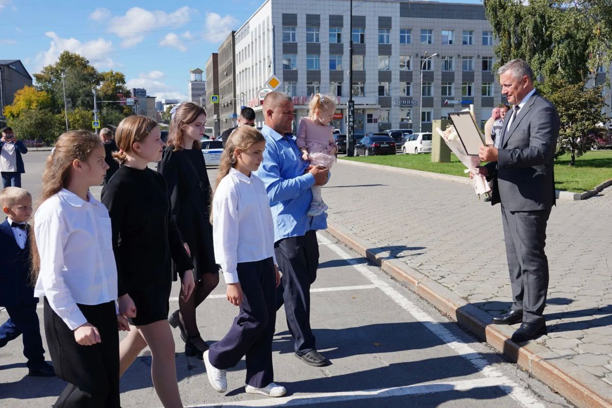 Губернатор Приангарья Игорь Кобзев вручил ключи от новых микроавтобусов многодетным семьям Губернатор Приангарья Игорь Кобзев вручил ключи от новых микроавтобусов многодетным семьям