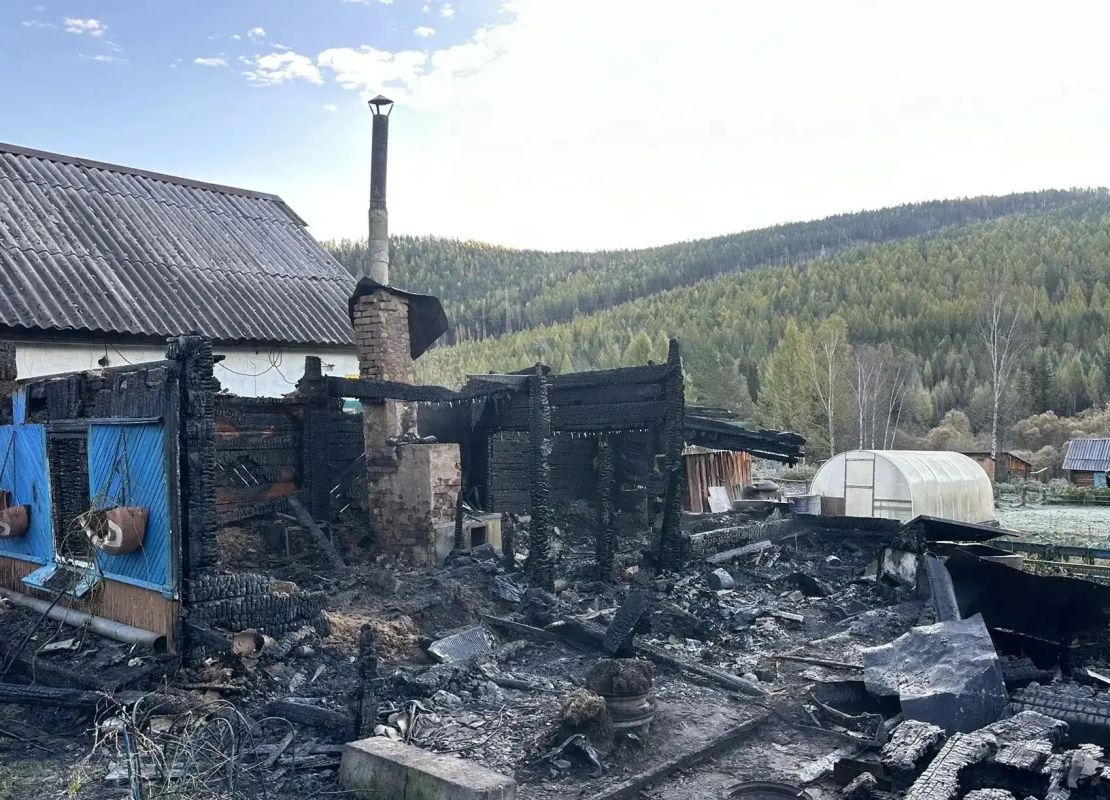 Четыре человека погибли пр пожаре в частном доме Иркутской области, сообщает СУ СКР региона