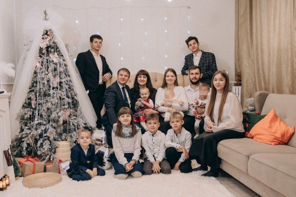 «Жена уже специалист по скидкам, но на репетиторах не сэкономишь»: отец из Братска рассказал, каково растить девять детей