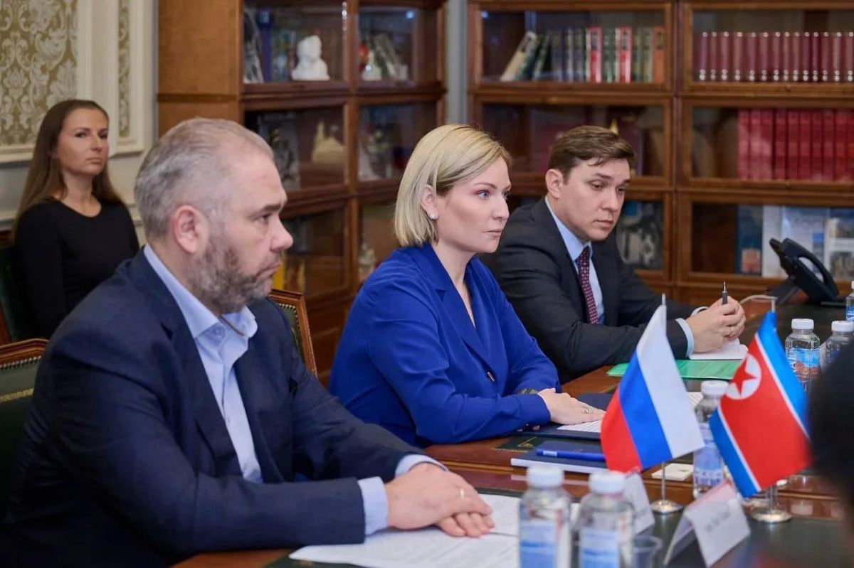 Ольга Любимова: Встретилась с Министром культуры Корейской Народно-Демократической Республики товарищем Хён Ын Чхолем Ольга Любимова: Встретилась с Министром культуры Корейской Народно-Демократической Республики товарищем Хён Ын Чхолем