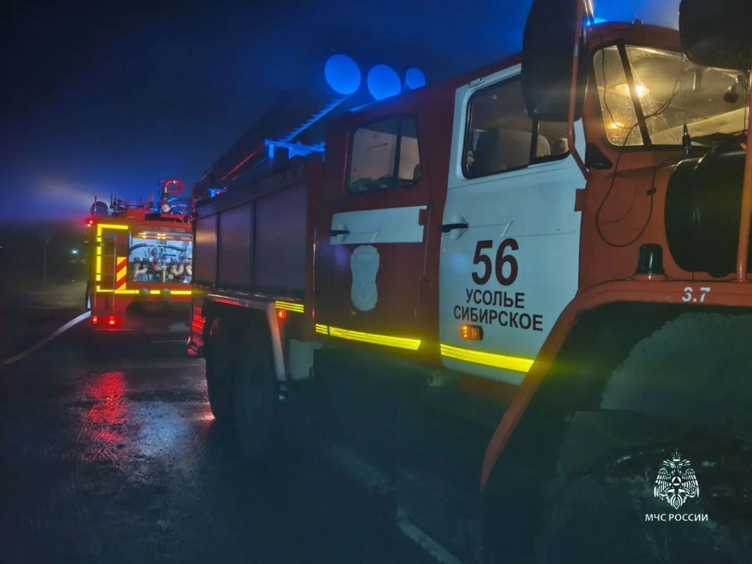 В Усолье-Сибирском ликвидировали пожар в здании неэксплуатируемого цеха