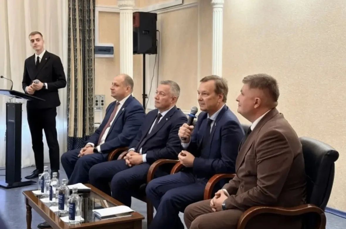 Первый заместитель Председателя Совета Федерации Андрей Яцкин и губернатор Игорь Кобзев обсудили комплексное развитие Братска, который является опорным населенным пунктом, а также создание мастер-плана города