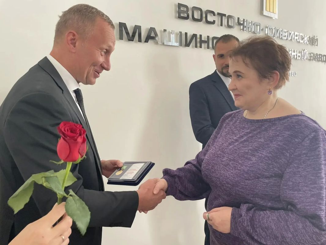Сергей Петров: В преддверии профессионального праздника – Дня машиностроителя – поздравления принимает коллектив «Восточно-Сибирского машиностроительного завода» под руководством Виталия Александровича Царевского Сергей Петров: В преддверии профессионального праздника – Дня машиностроителя – поздравления принимает коллектив «Восточно-Сибирского машиностроительного завода» под руководством Виталия Александровича Царевского