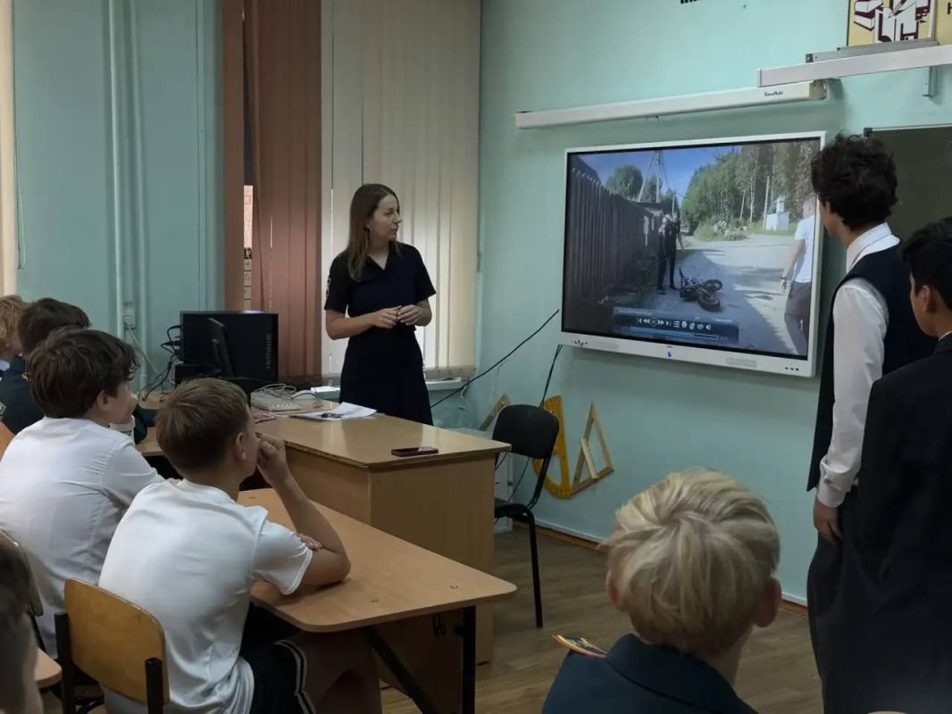 Сотрудники Госавтоинспекции провели «День БДД» для школьников Иркутска Сотрудники Госавтоинспекции провели «День БДД» для школьников Иркутска