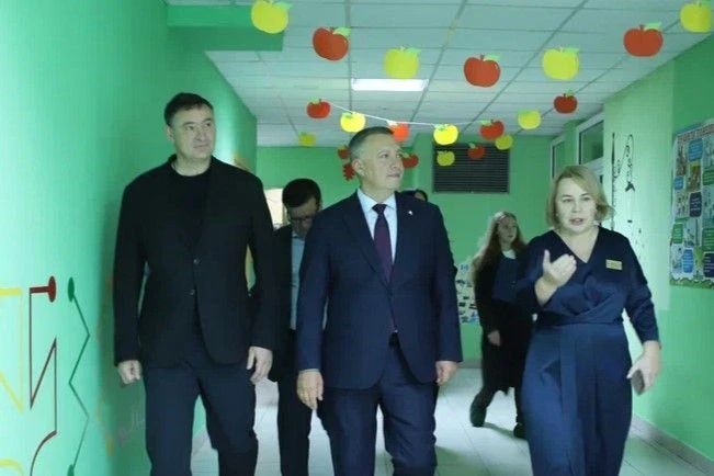 Губернатор Игорь Кобзев вручил награды работникам системы дошкольного образования Губернатор Игорь Кобзев вручил награды работникам системы дошкольного образования