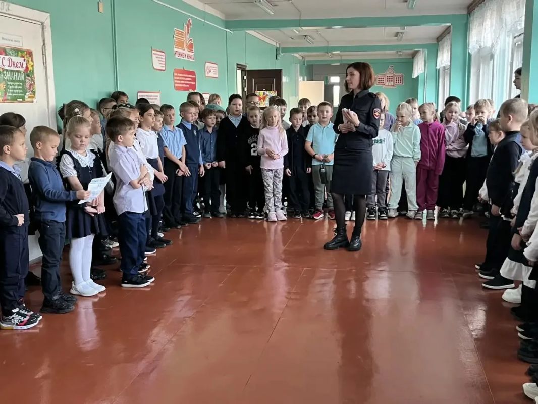 Линейка безопасности: в Братске транспортные полицейские посетили профилактическое мероприятие Линейка безопасности: в Братске транспортные полицейские посетили профилактическое мероприятие