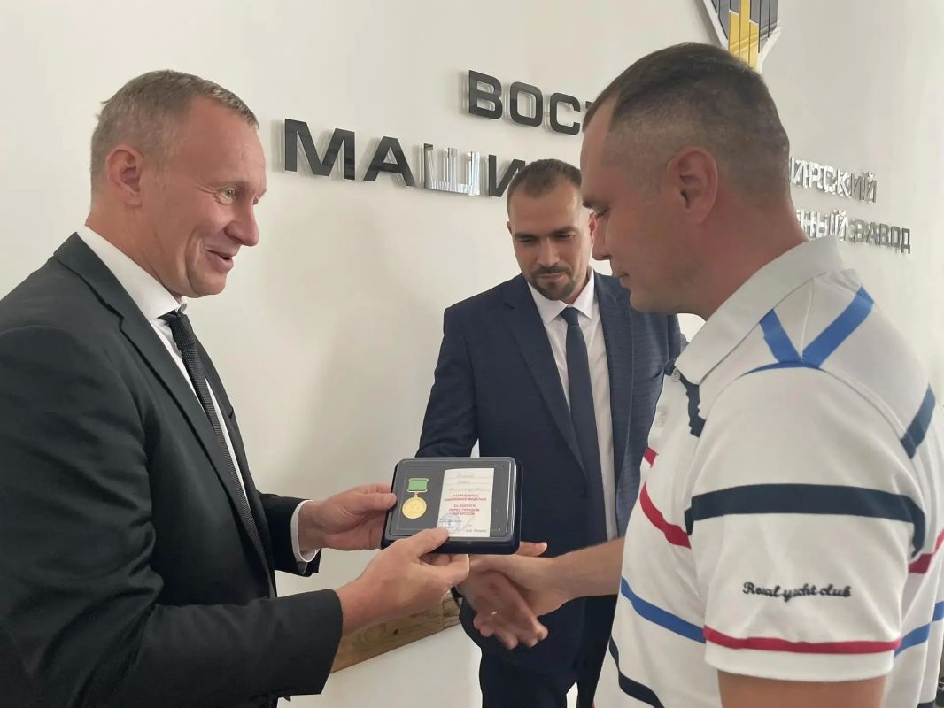 Сотрудников Восточно-Сибирского машиностроительного завода поздравили с профессиональным праздником Сотрудников Восточно-Сибирского машиностроительного завода поздравили с профессиональным праздником