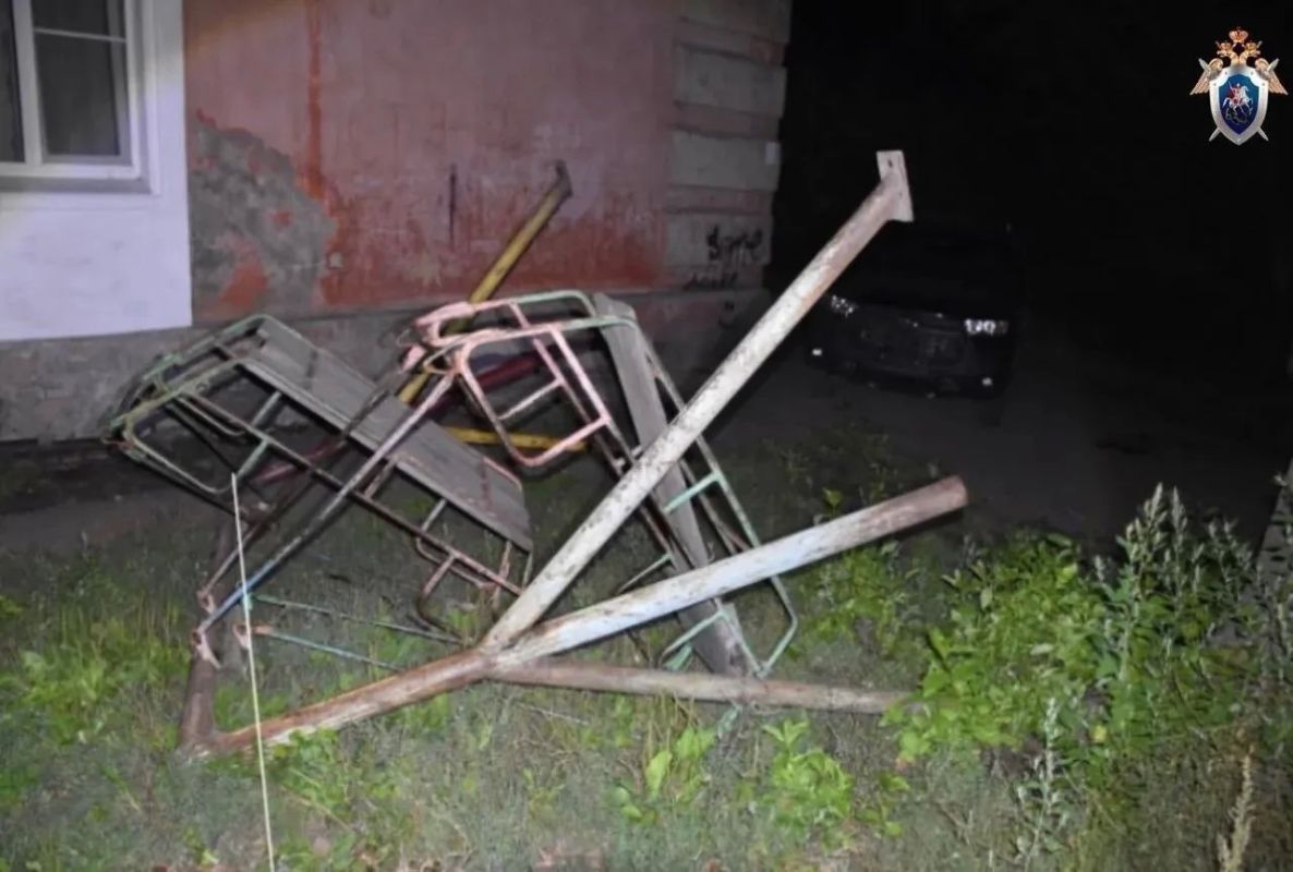 «Металлическая труба рухнула на голову»: 13-летняя девочка чудом выжила после падения старых качелей «Металлическая труба рухнула на голову»: 13-летняя девочка чудом выжила после падения старых качелей