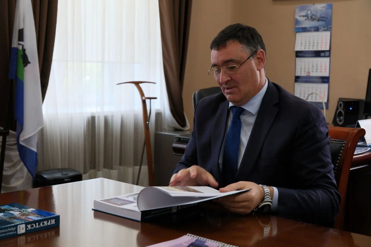 Станислав Гольдфарб представил мэру Руслану Болотову второй том учебного пособия «Иркутсковедение» Станислав Гольдфарб представил мэру Руслану Болотову второй том учебного пособия «Иркутсковедение»