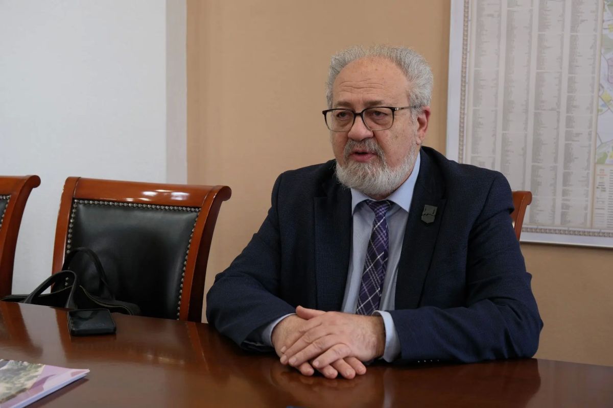 Станислав Гольдфарб представил мэру Руслану Болотову второй том учебного пособия «Иркутсковедение» Станислав Гольдфарб представил мэру Руслану Болотову второй том учебного пособия «Иркутсковедение»
