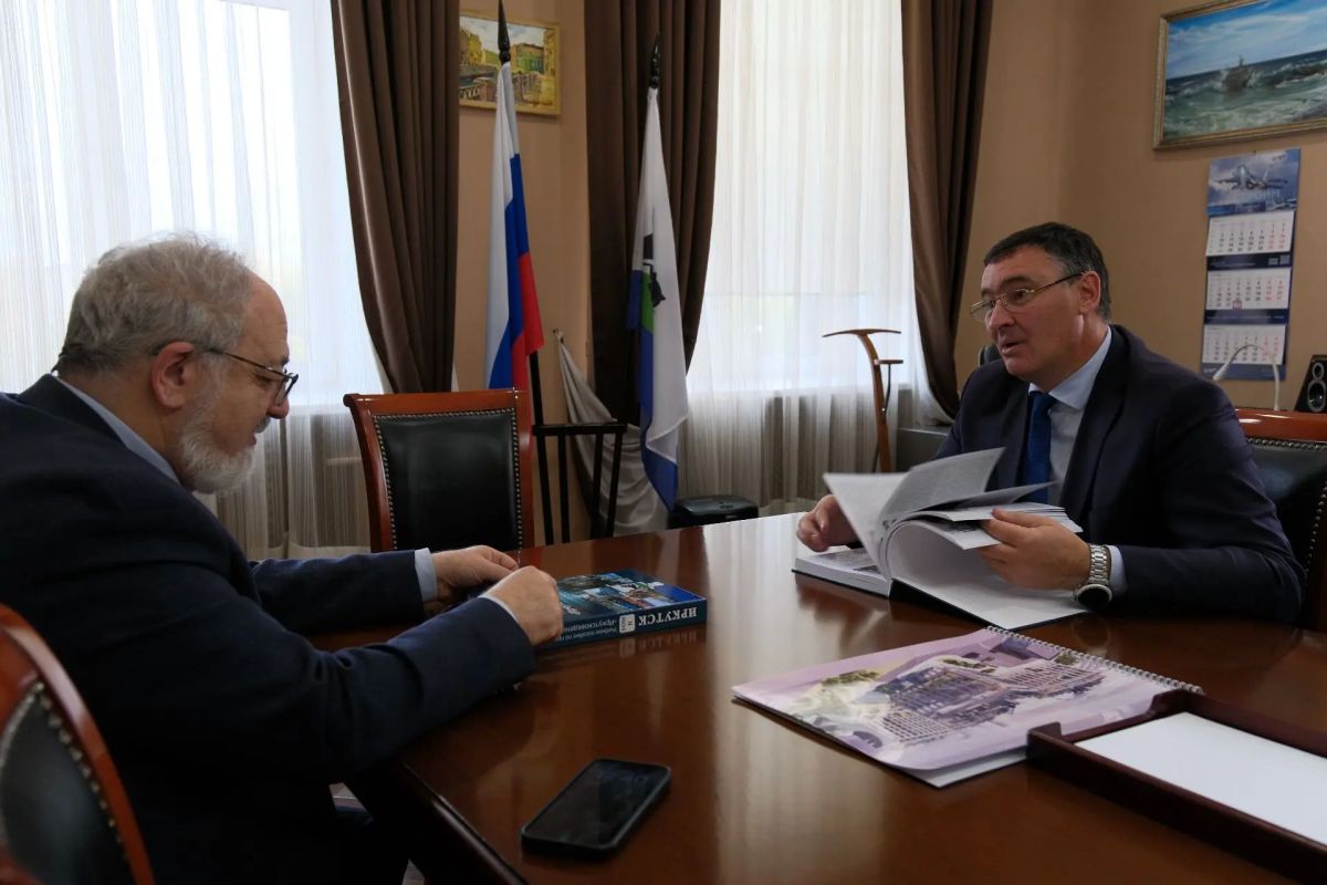 Станислав Гольдфарб представил мэру Руслану Болотову второй том учебного пособия «Иркутсковедение» Станислав Гольдфарб представил мэру Руслану Болотову второй том учебного пособия «Иркутсковедение»