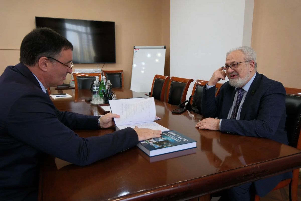 Станислав Гольдфарб представил мэру Руслану Болотову второй том учебного пособия «Иркутсковедение»