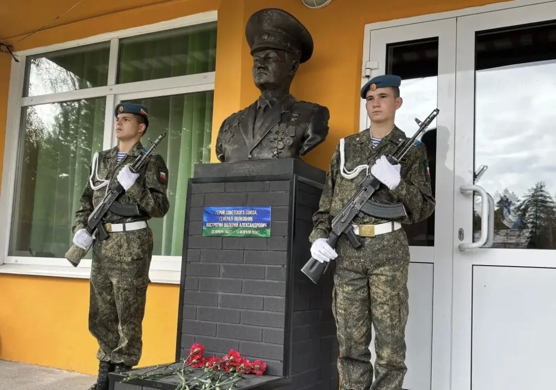 Игорь Кобзев: Бюст Героя Советского Союза Валерия Александровича Востротина открыли сегодня в Усольском кадетском корпусе