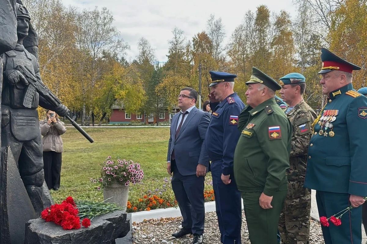 В Усольском кадетском корпусе установили бюст Героя Советского Союза Валерия Востротина В Усольском кадетском корпусе установили бюст Героя Советского Союза Валерия Востротина
