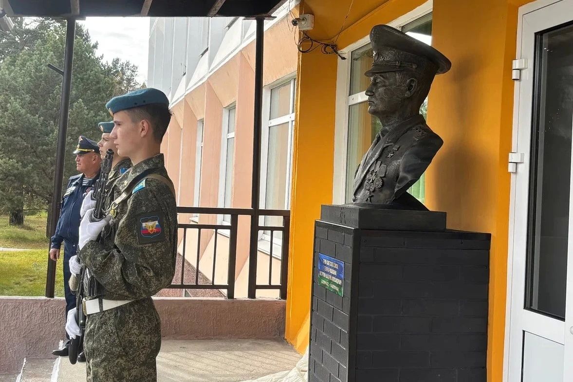 В Усольском кадетском корпусе установили бюст Героя Советского Союза Валерия Востротина В Усольском кадетском корпусе установили бюст Героя Советского Союза Валерия Востротина