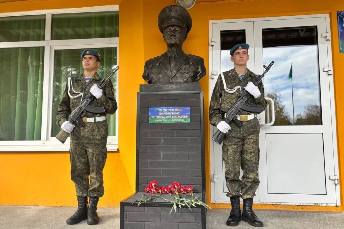 В Усольском кадетском корпусе установили бюст Героя Советского Союза Валерия Востротина