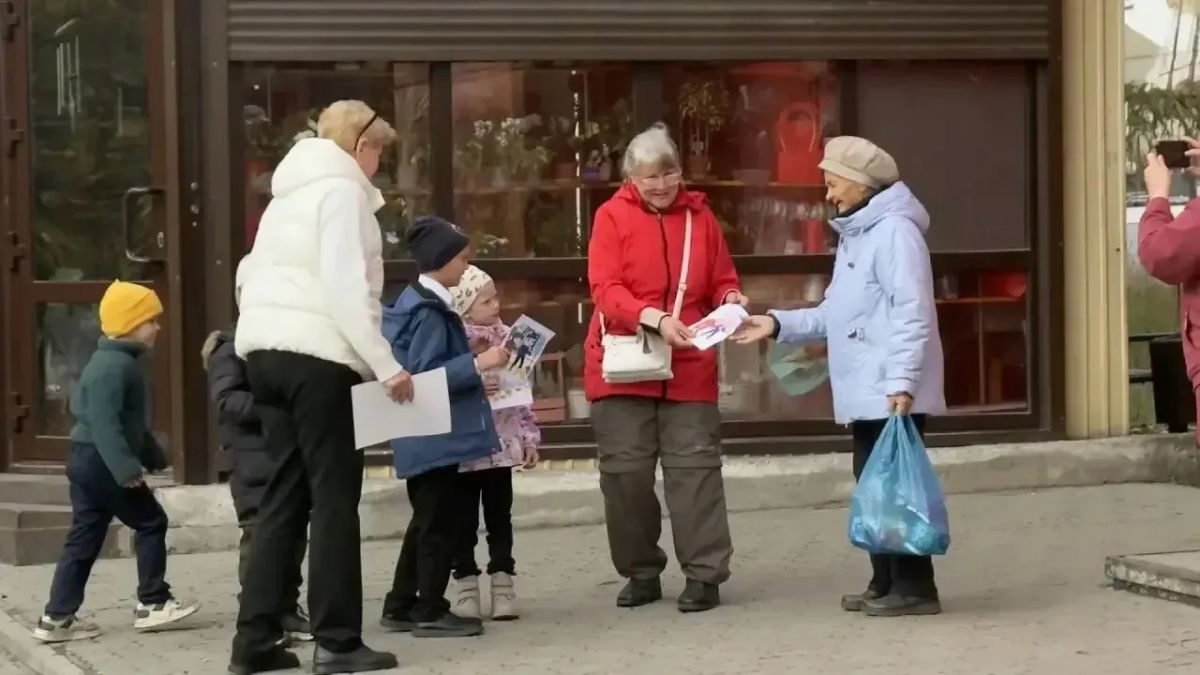 В Шелехове общественники, школьники и сотрудники Госавтоинспекции поздравили граждан с Днем пожилого человека В Шелехове общественники, школьники и сотрудники Госавтоинспекции поздравили граждан с Днем пожилого человека