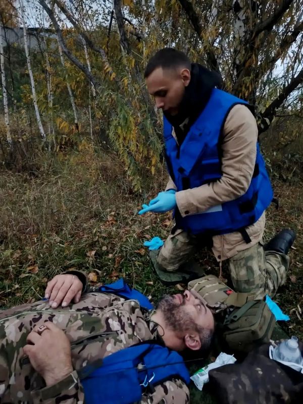 Волонтёры Национального центра помощи пропавшим и пострадавшим детям отрабатывают навыки оказания первой помощи Волонтёры Национального центра помощи пропавшим и пострадавшим детям отрабатывают навыки оказания первой помощи