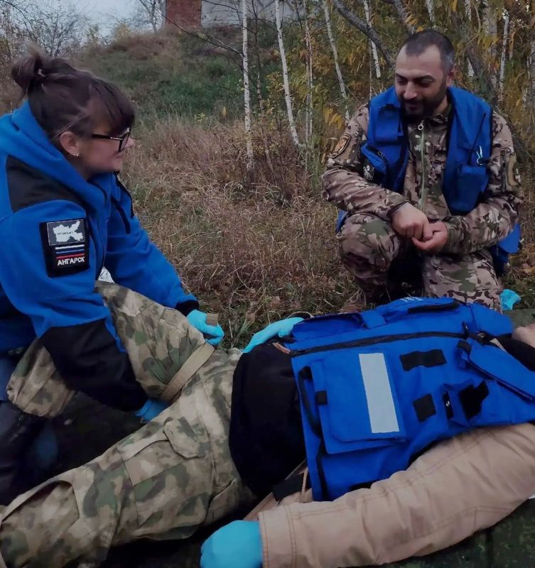 Волонтёры Национального центра помощи пропавшим и пострадавшим детям отрабатывают навыки оказания первой помощи Волонтёры Национального центра помощи пропавшим и пострадавшим детям отрабатывают навыки оказания первой помощи