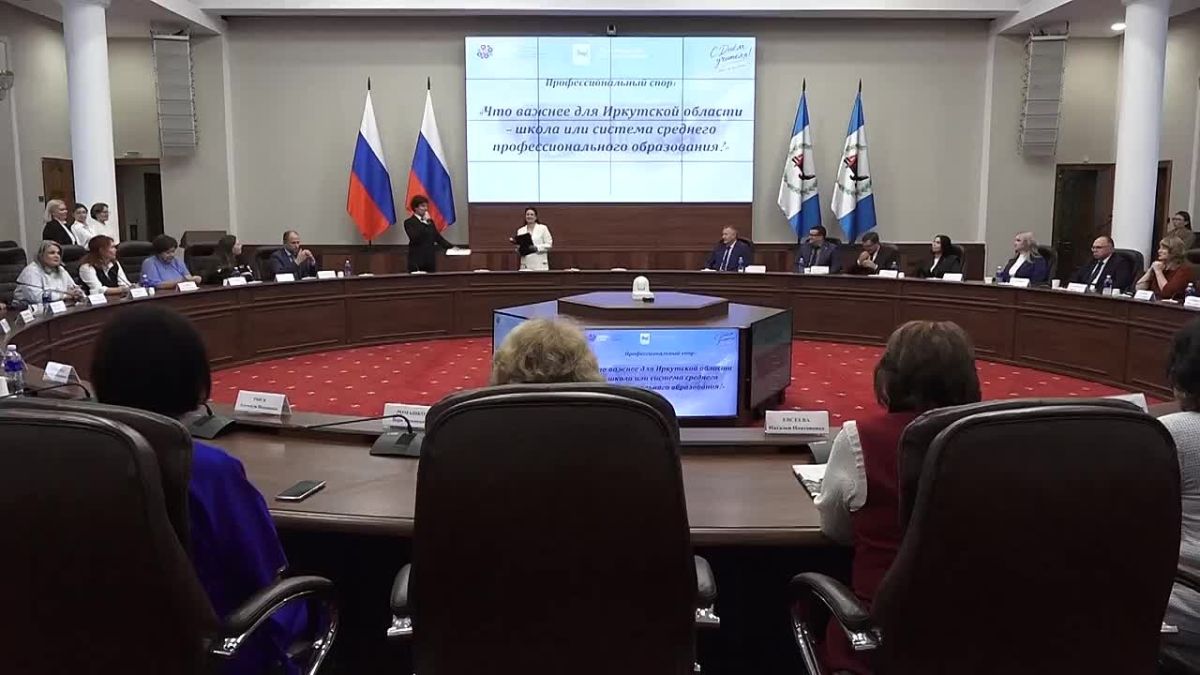 Игорь Кобзев: Ведомственные награды Министерства просвещения РФ и благодарности Губернатора Иркутской области получили 13 учителей, педагогов дополнительного образования, заместителей и директоров школ и гимназий Приангарья