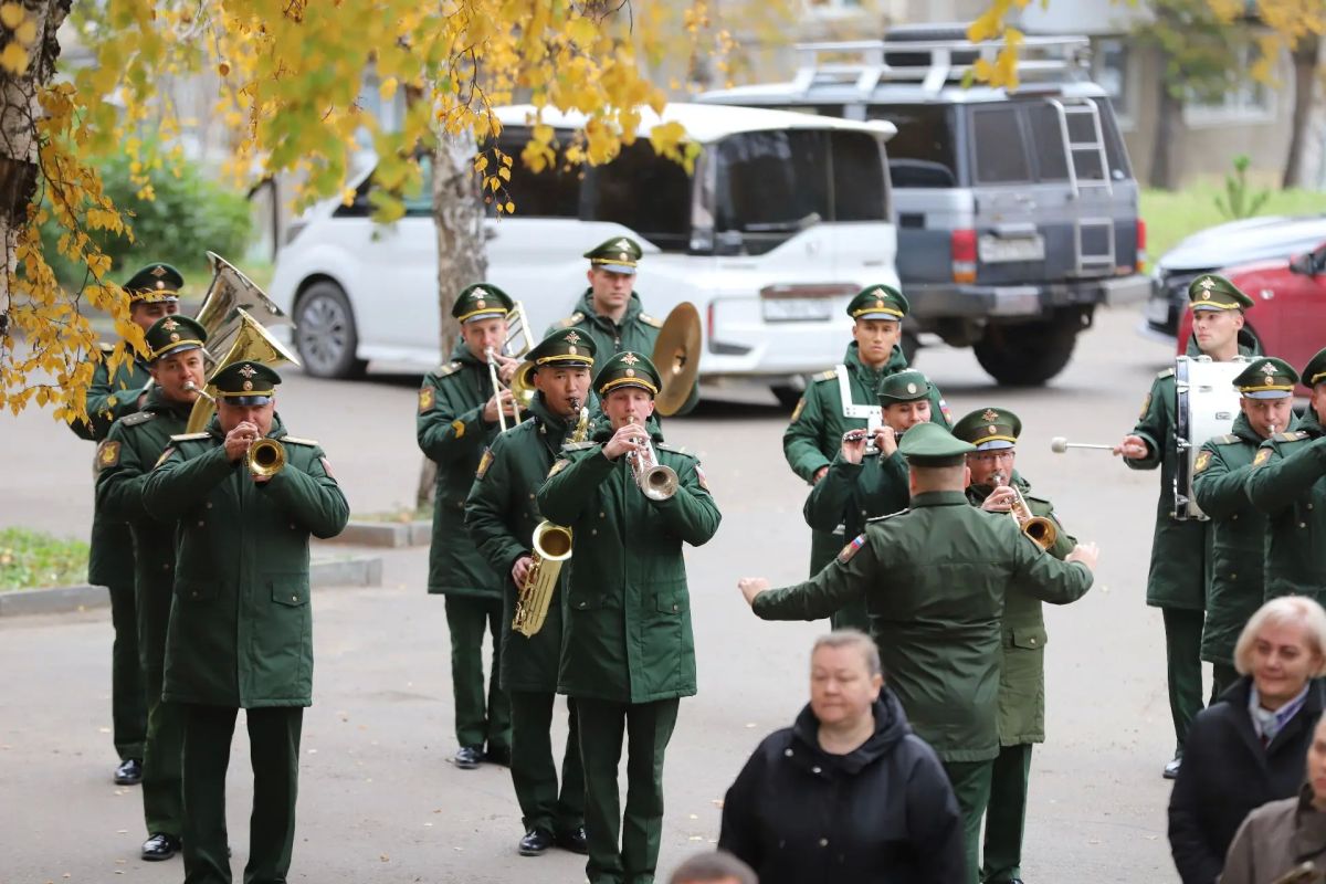 Мемориальную доску кавалеру ордена Мужества Игорю Токареву открыли в Иркутске Мемориальную доску кавалеру ордена Мужества Игорю Токареву открыли в Иркутске
